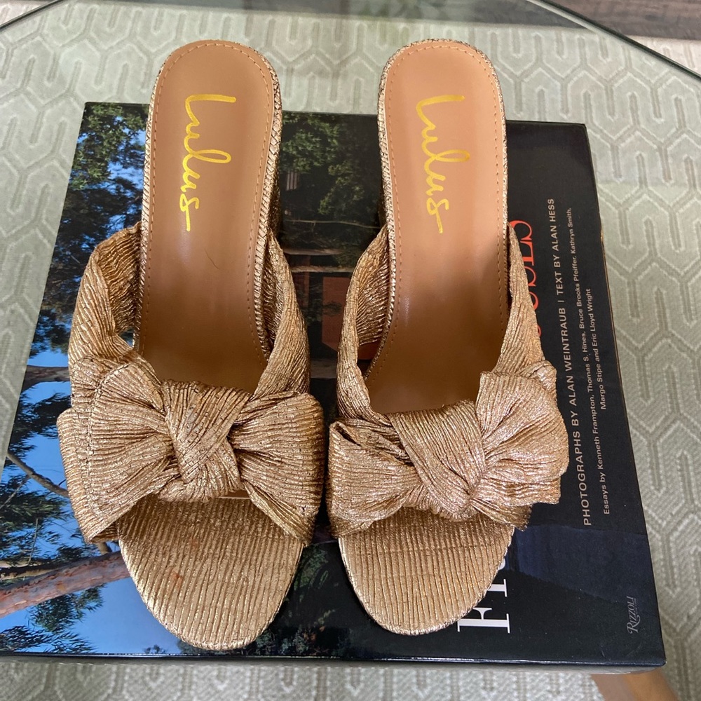 Size 9 LuLu heel. NWT and Box